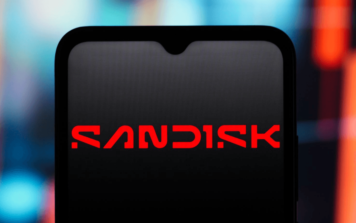 انخفض سهم SNDK بنسبة 33% عن أعلى مستوى له على الإطلاق: هل انتهت طفرة ذاكرة الذكاء الاصطناعي حقاً؟
