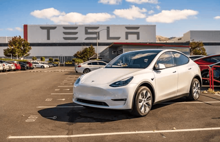 توقعات سعر سهم TSLA خارج ساعات التداول: هل تستطيع تسلا الحفاظ على زخمها؟